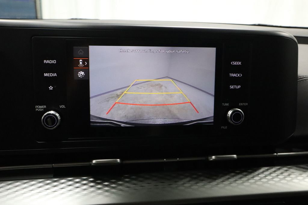 Used 2024 Kia Carnival LX FWD image 3
