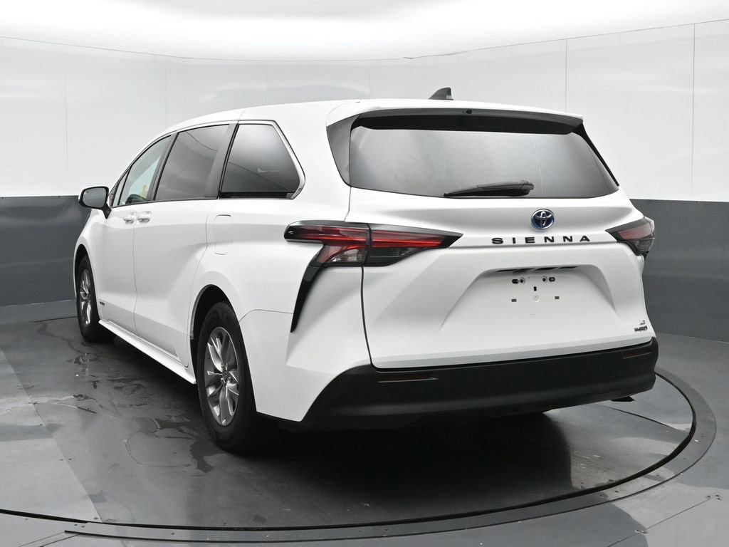 Used 2021 Toyota Sienna LE image 5