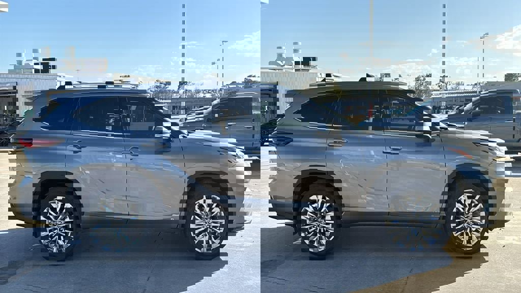 New 2025 Toyota Highlander Platinum image 6