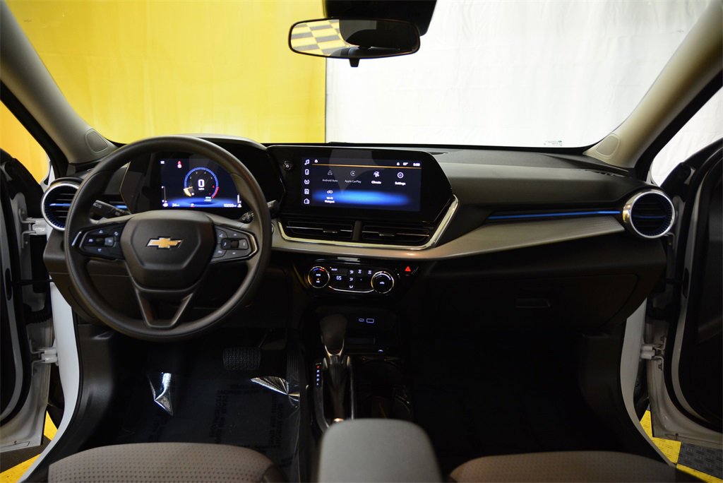 Used 2025 Chevrolet Trax LT image 2