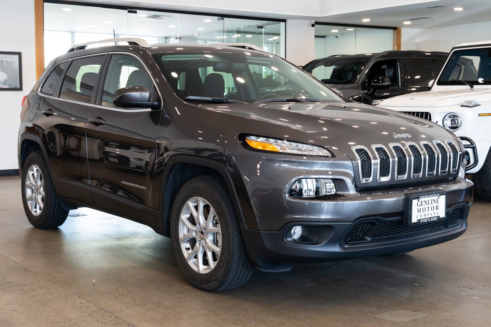 Used 2017 Jeep Cherokee Latitude w/ Comfort/Convenience Group AWD/4WD image 3