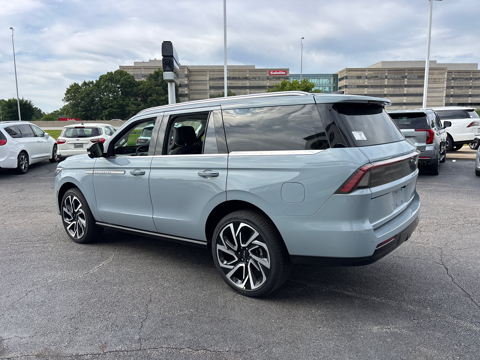 New 2026 Lincoln Navigator Reserve AWD/4WD image 5