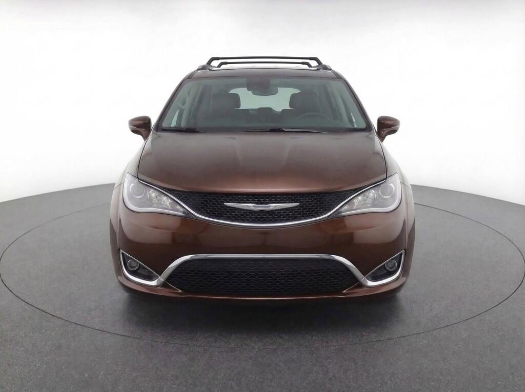 Used 2018 Chrysler Pacifica Touring-L image 2