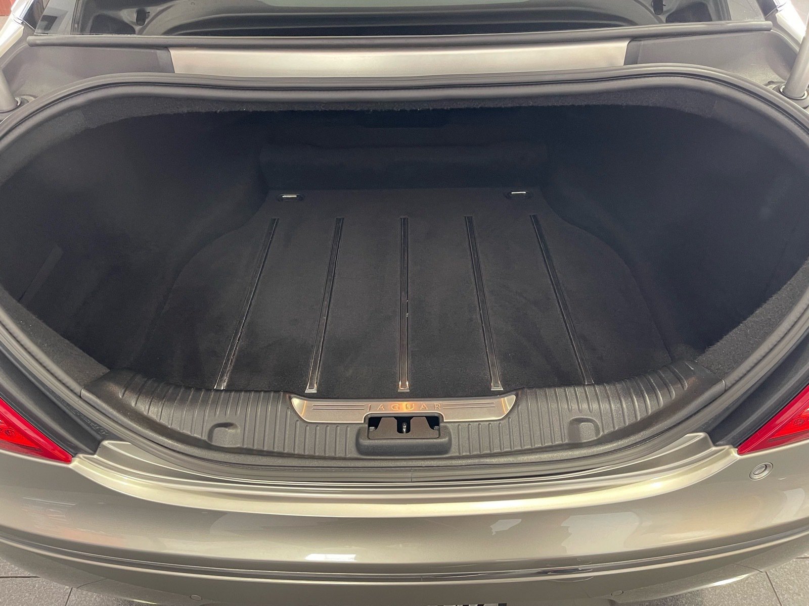Used 2013 Jaguar XJ RWD image 34
