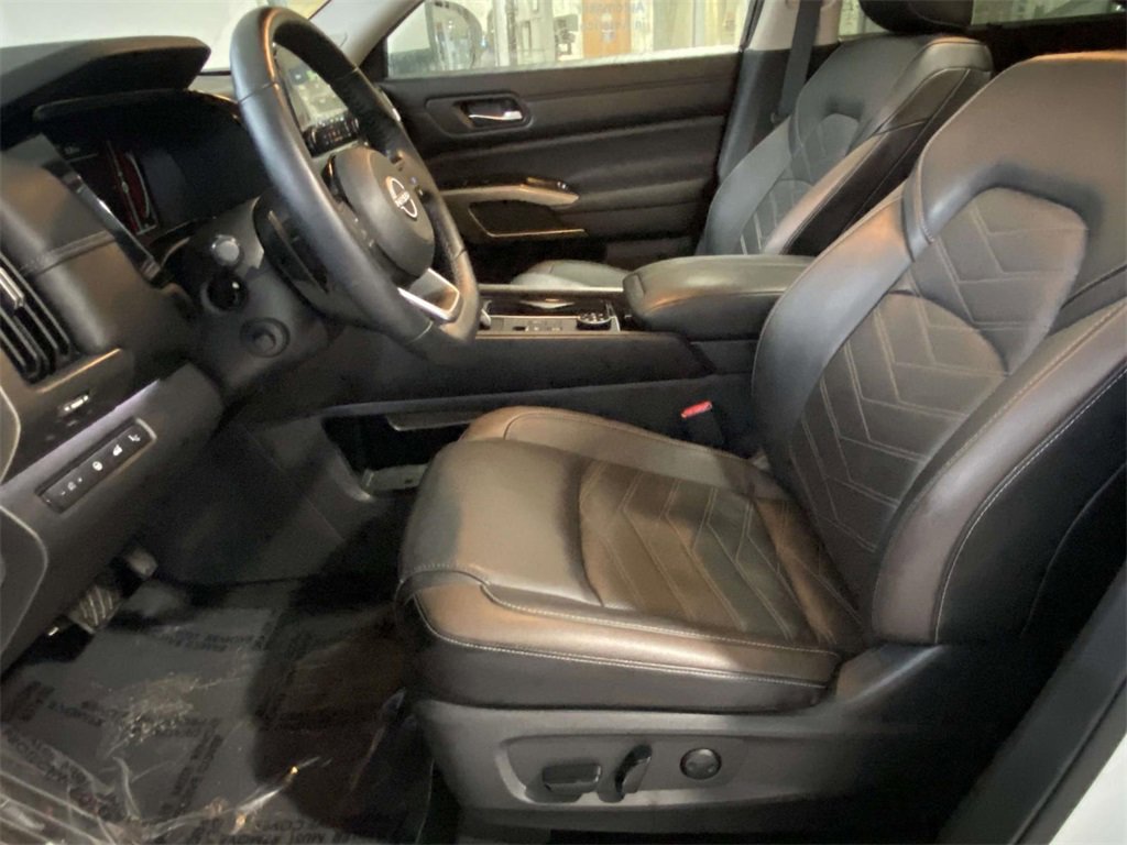 Used 2024 Nissan Pathfinder Platinum w/ Cargo Package image 14