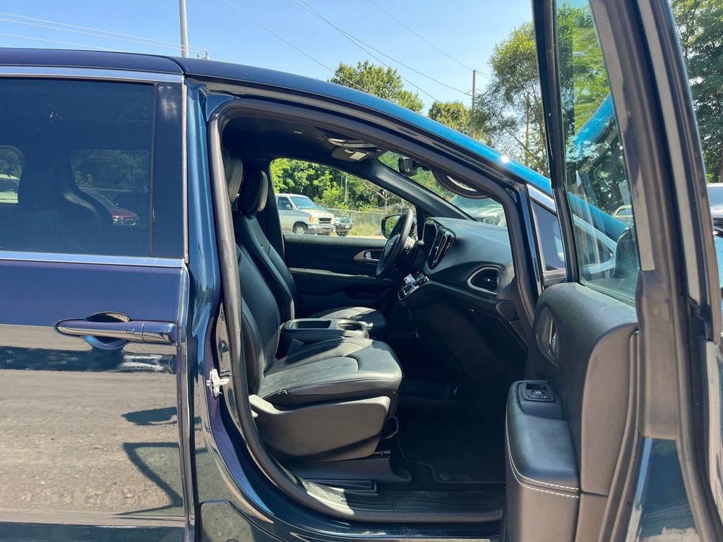 Used 2025 Chrysler Pacifica Select FWD image 38