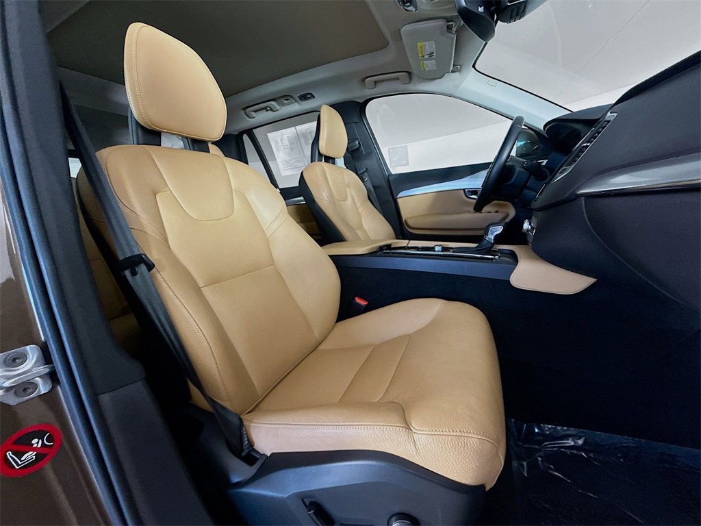 Used 2016 Volvo XC90 T6 Momentum w/ Vision Package image 30