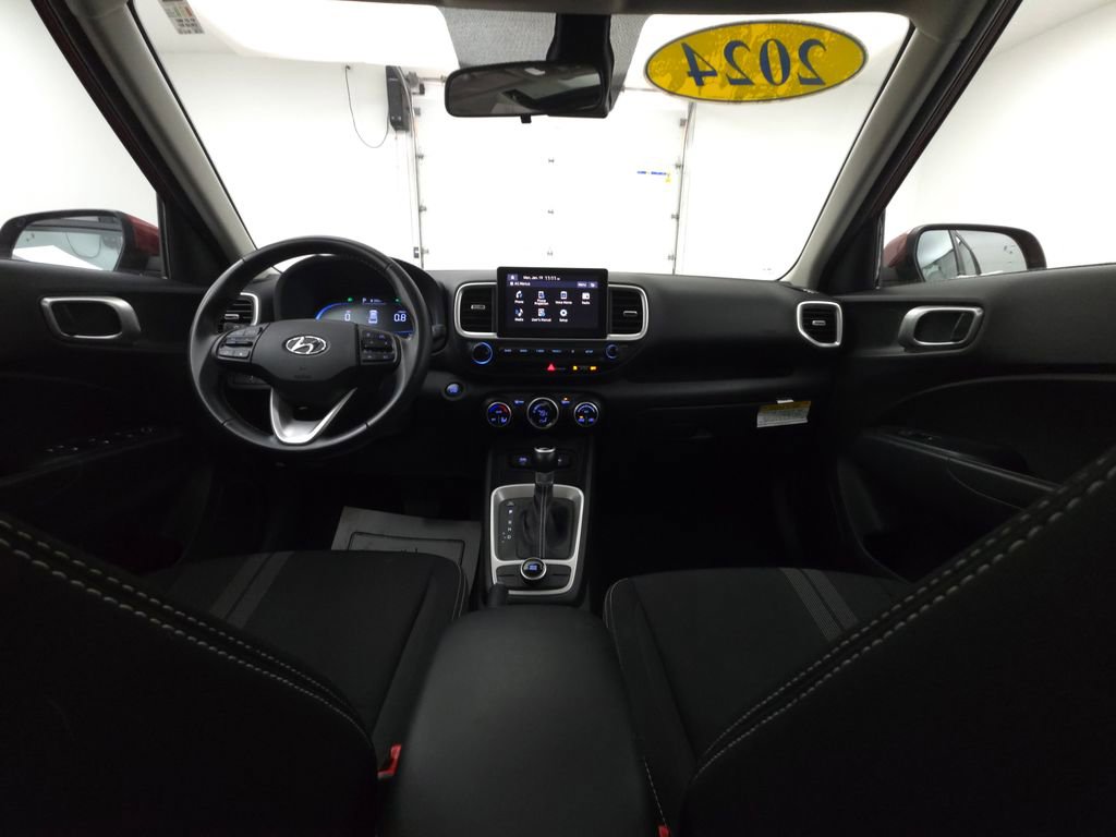 Used 2024 Hyundai Venue SEL image 3