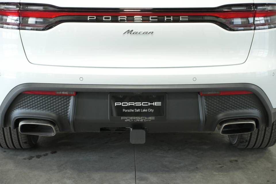 Certified 2025 Porsche Macan AWD/4WD image 38