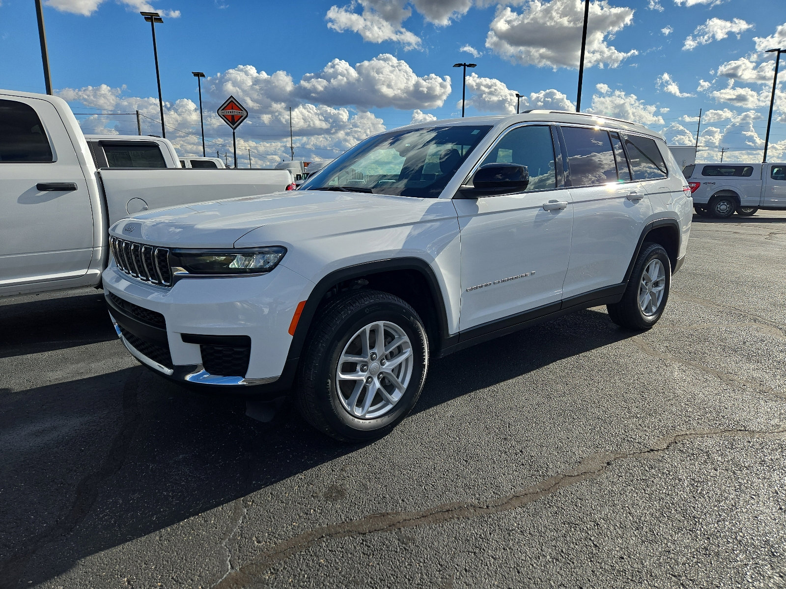 Used 2024 Jeep Grand Cherokee L Laredo image 1