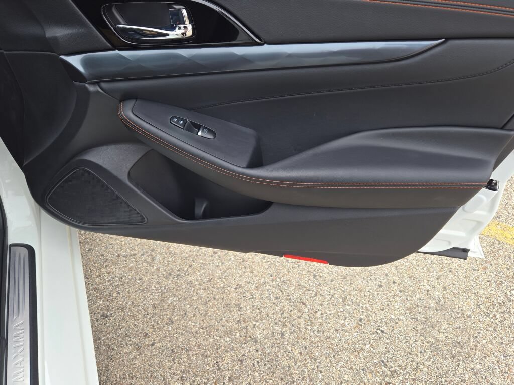 Used 2023 Nissan Maxima SR w/ Sport Mat Group FWD image 5