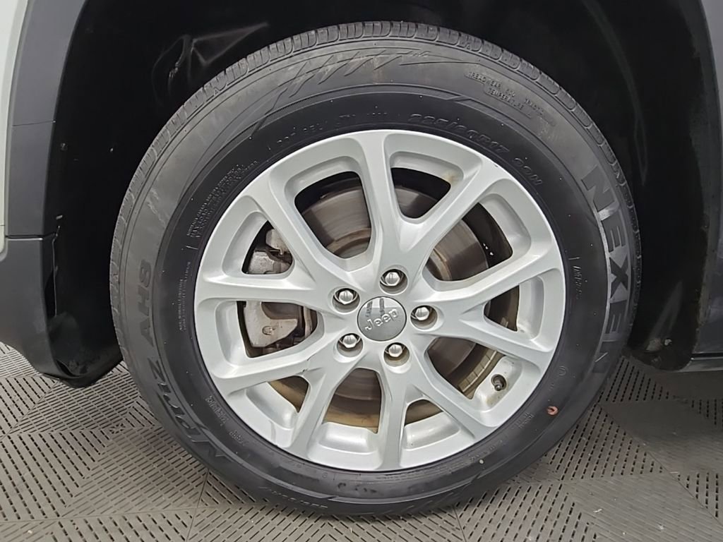 Used 2016 Jeep Cherokee Sport image 38