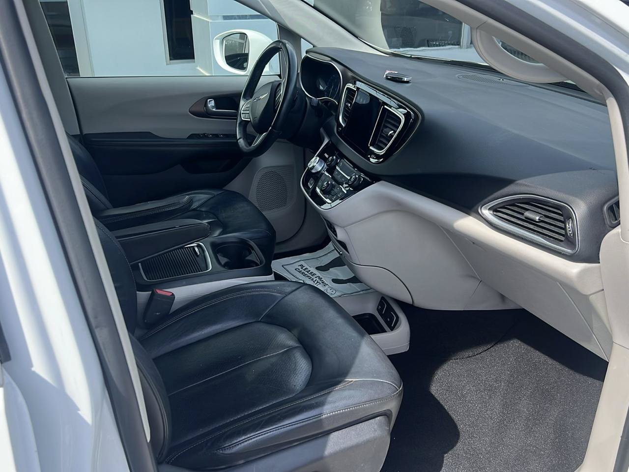 Used 2017 Chrysler Pacifica Touring-L Plus w/ Tire & Wheel Group FWD image 8
