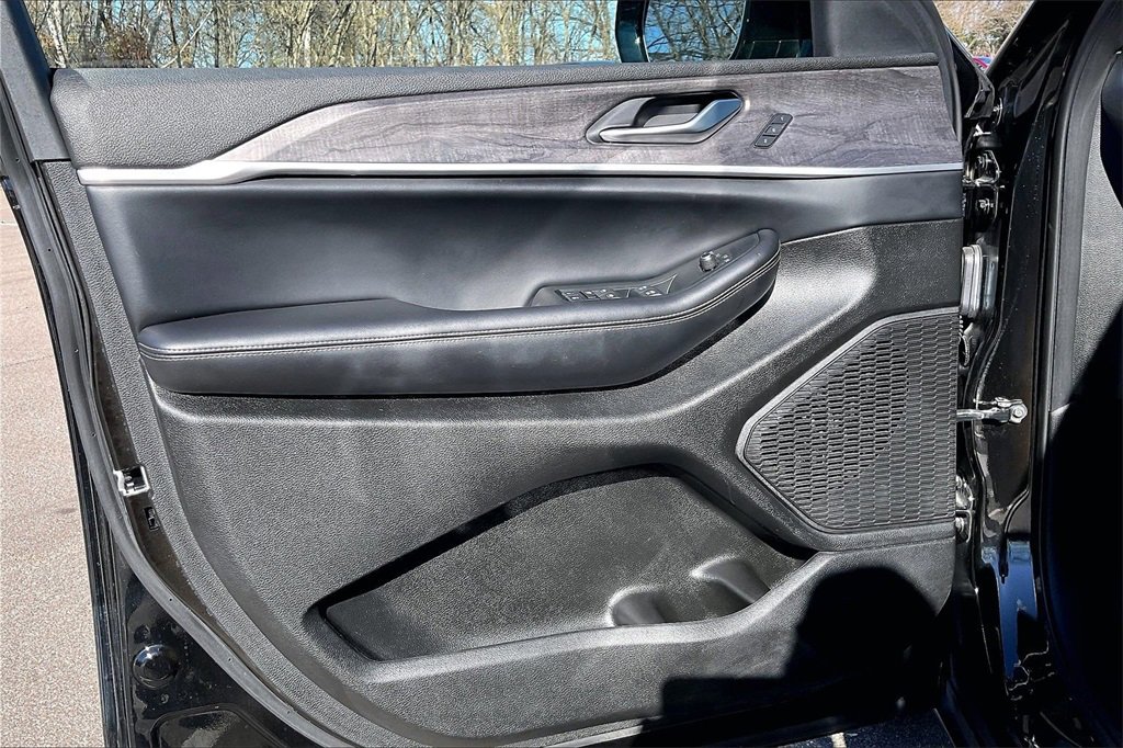 Used 2024 Jeep Grand Cherokee L Limited w/ Luxury Tech Group II image 23