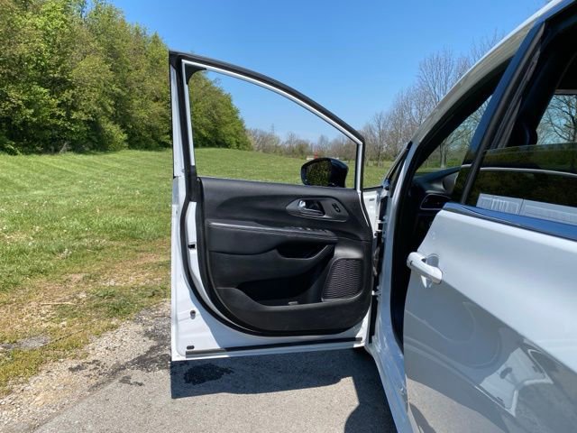 Used 2025 Chrysler Pacifica Select image 12