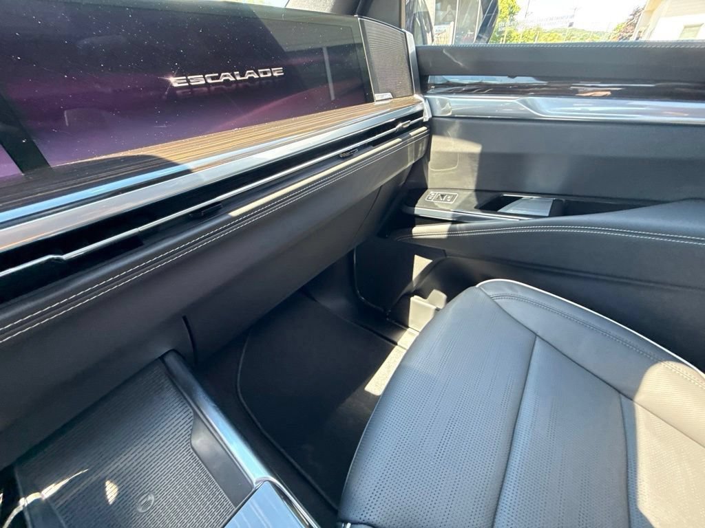 Used 2026 Cadillac Escalade Luxury AWD/4WD image 34