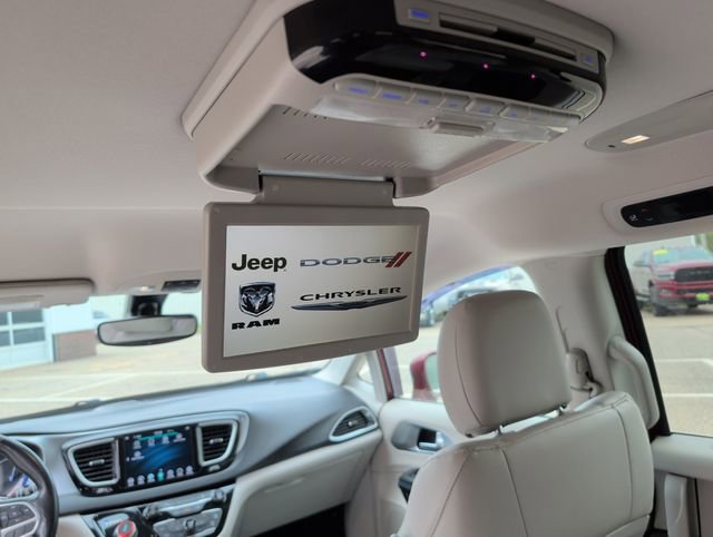 Used 2019 Chrysler Pacifica Touring-L w/ Premium Audio Group FWD image 31