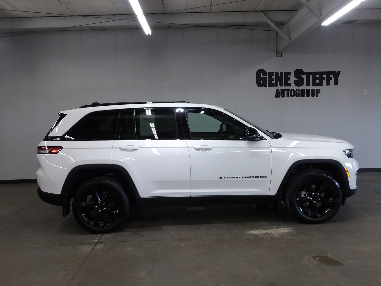 Used 2023 Jeep Grand Cherokee Limited w/ Luxury Tech Group II AWD/4WD image 3