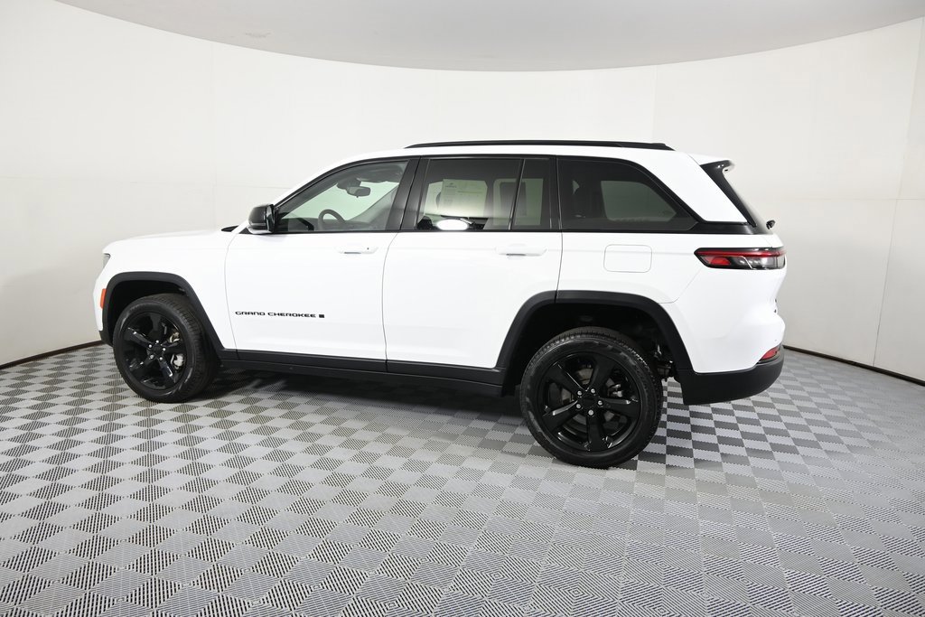 Used 2023 Jeep Grand Cherokee Limited w/ Black Appearance Package image 3