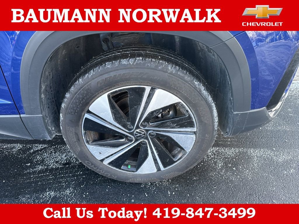 Used 2024 Volkswagen Taos SE w/ Panoramic Sunroof Package AWD/4WD image 17