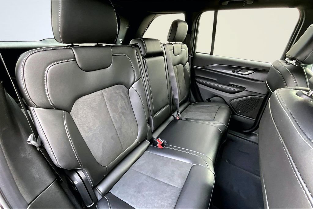 New 2025 Jeep Grand Cherokee Altitude image 8