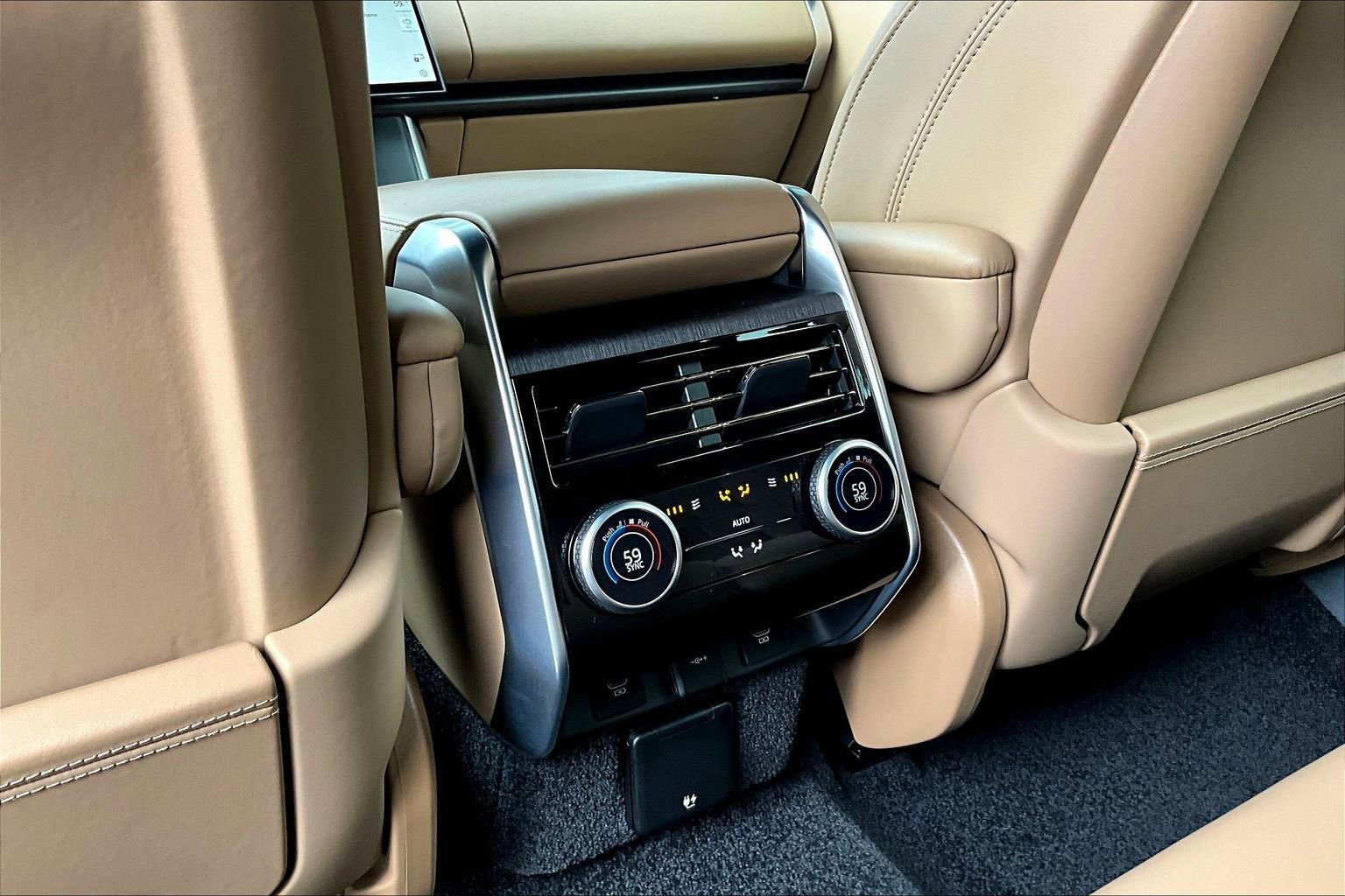 Certified 2025 Land Rover Range Rover SE AWD/4WD image 33