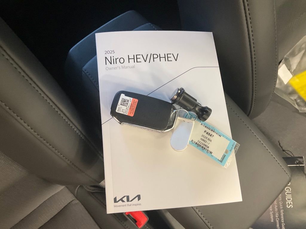 Certified 2025 Kia Niro EX image 26