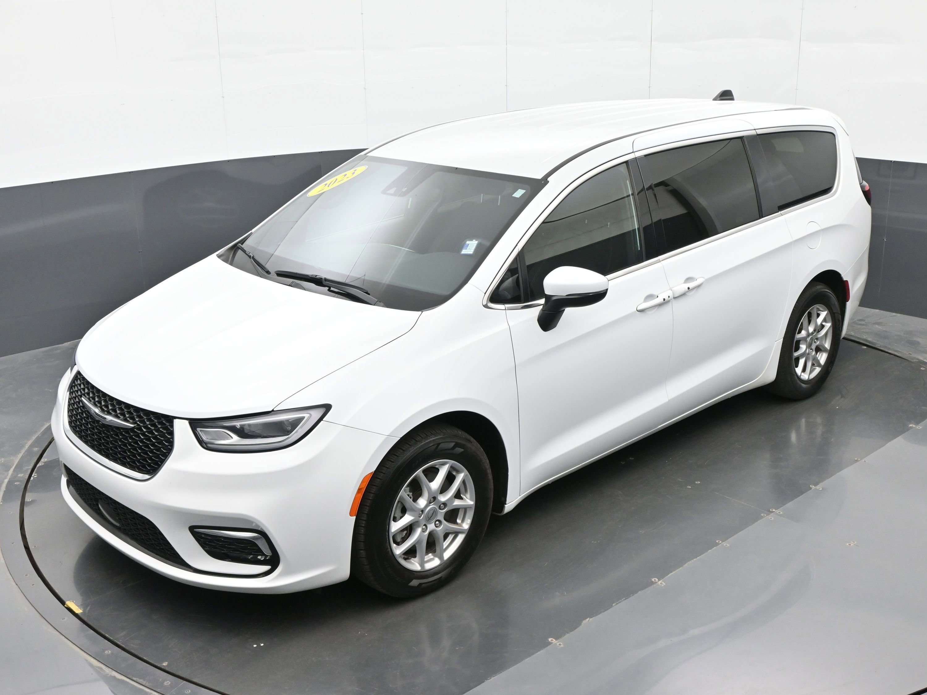 Used 2023 Chrysler Pacifica Touring FWD image 32