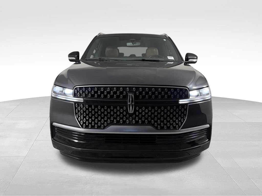 Used 2025 Lincoln Navigator Reserve AWD/4WD image 3