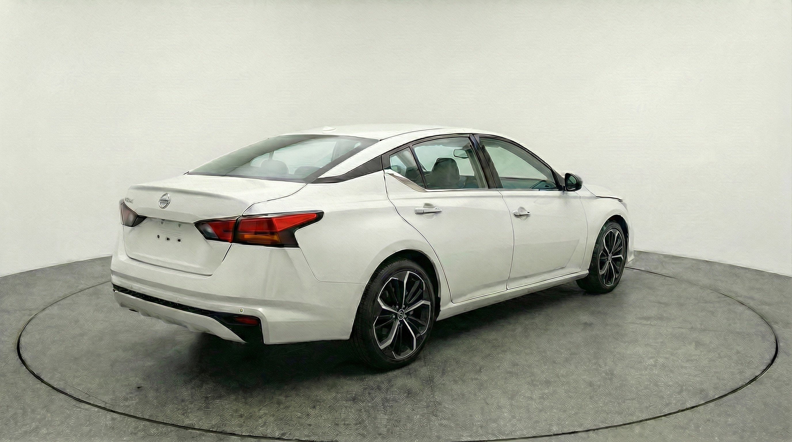Used 2025 Nissan Altima 2.5 SR FWD image 9