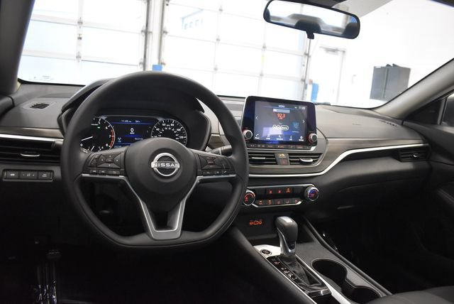Used 2025 Nissan Altima 2.5 SV FWD image 23