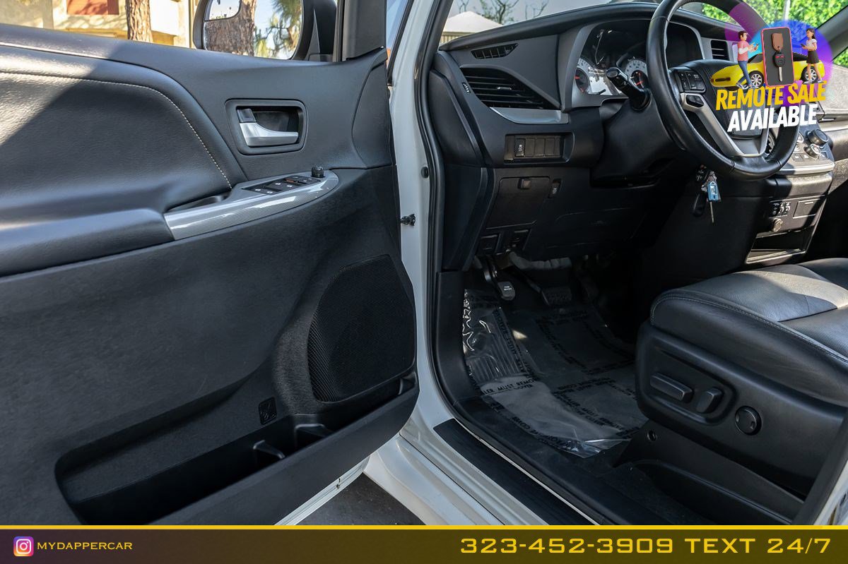 Used 2017 Toyota Sienna SE FWD image 12