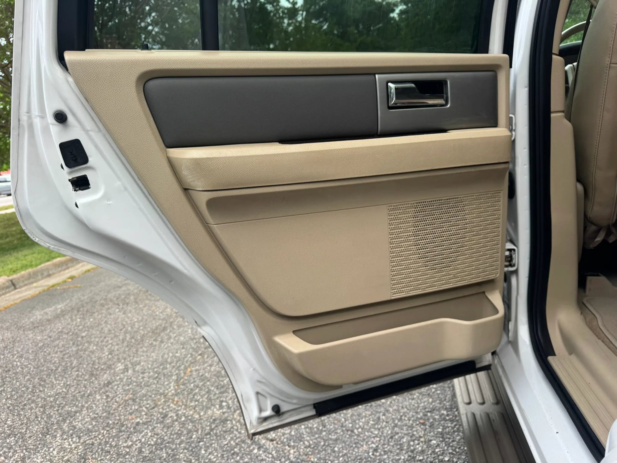 Used 2014 Ford Expedition XLT w/ Equipment Group 202A AWD/4WD image 12