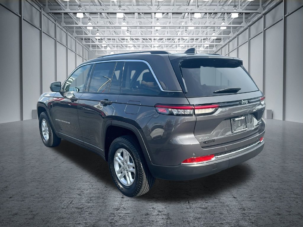 Used 2023 Jeep Grand Cherokee Laredo AWD/4WD image 6