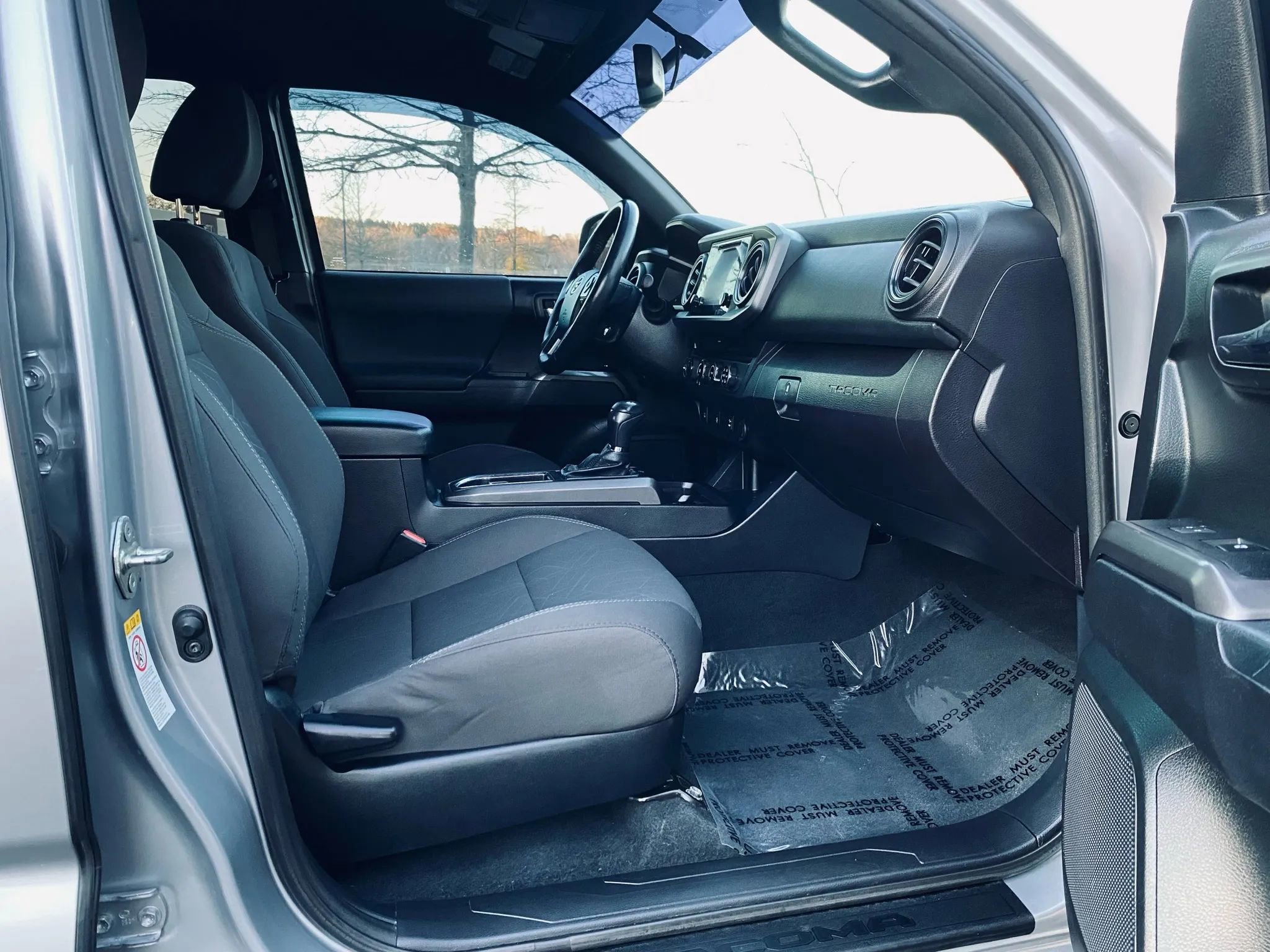 Used 2017 Toyota Tacoma TRD Sport image 11