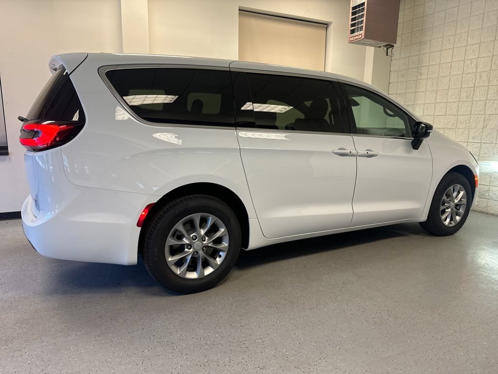 New 2027 Chrysler Pacifica Select AWD/4WD image 21