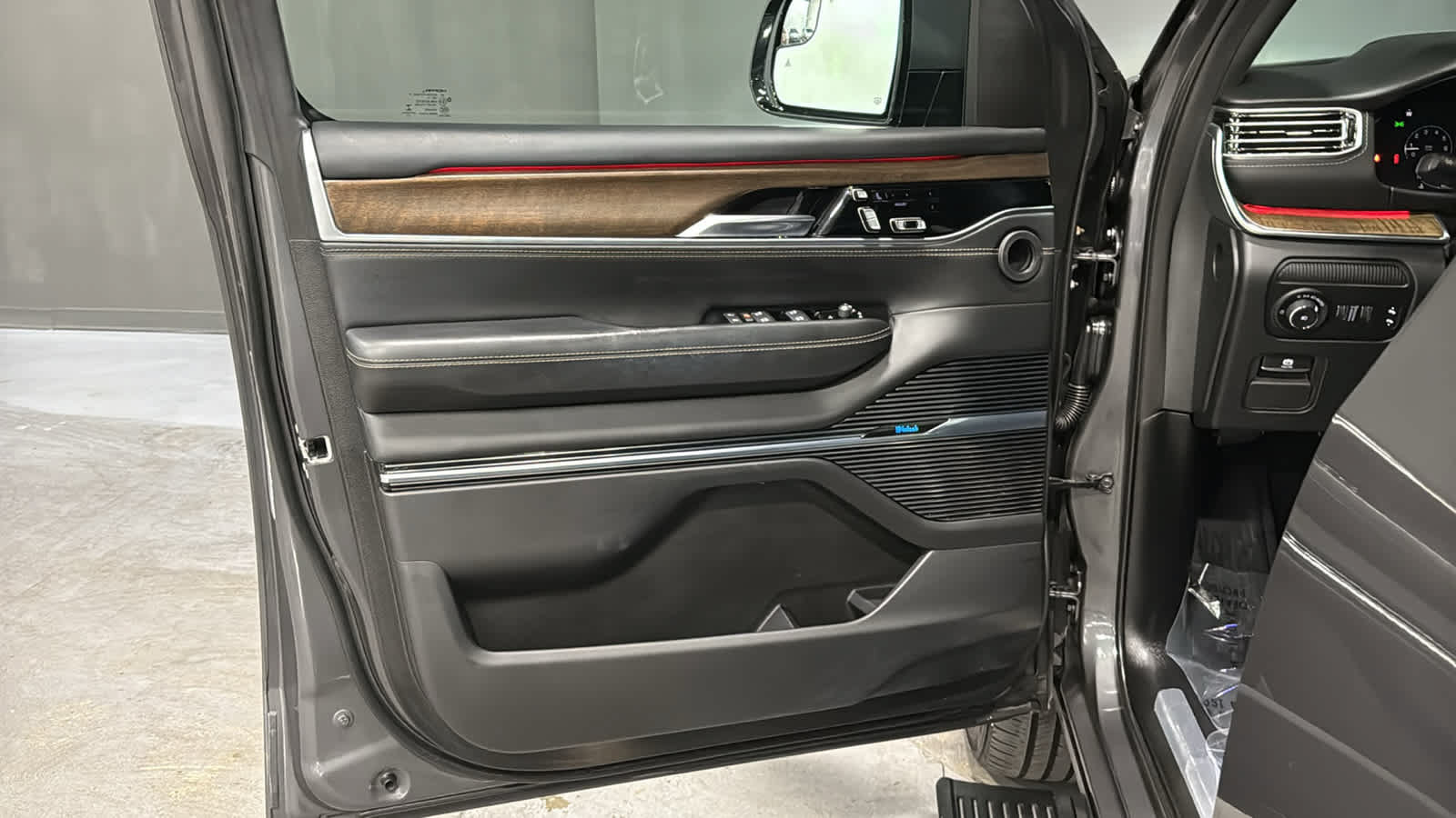 Used 2022 Jeep Grand Wagoneer Series II AWD/4WD image 9