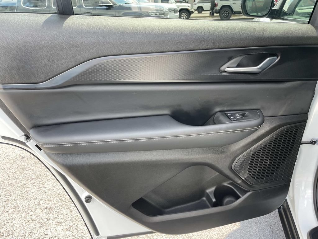Used 2025 Jeep Grand Cherokee L Laredo w/ Luxury Tech Group I AWD/4WD image 13