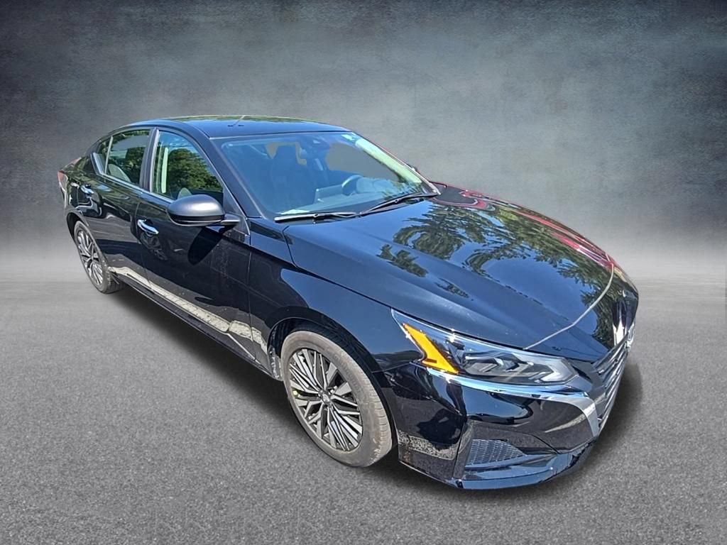 Used 2025 Nissan Altima 2.5 SV FWD image 2