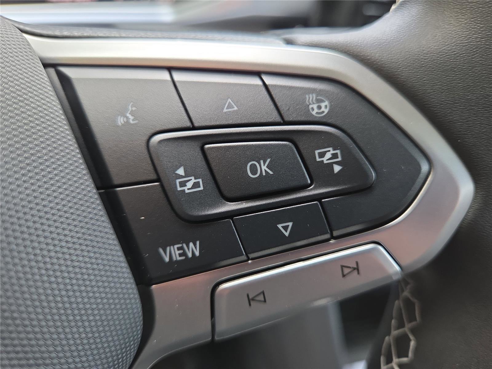 New 2025 Volkswagen Taos SE image 20