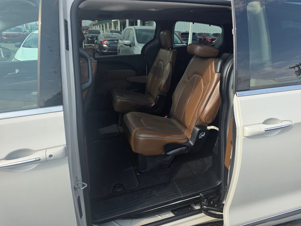 Used 2017 Chrysler Pacifica Limited w/ UConnect Theater Package image 11