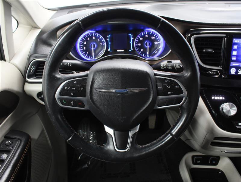 Used 2017 Chrysler Pacifica Touring-L image 14