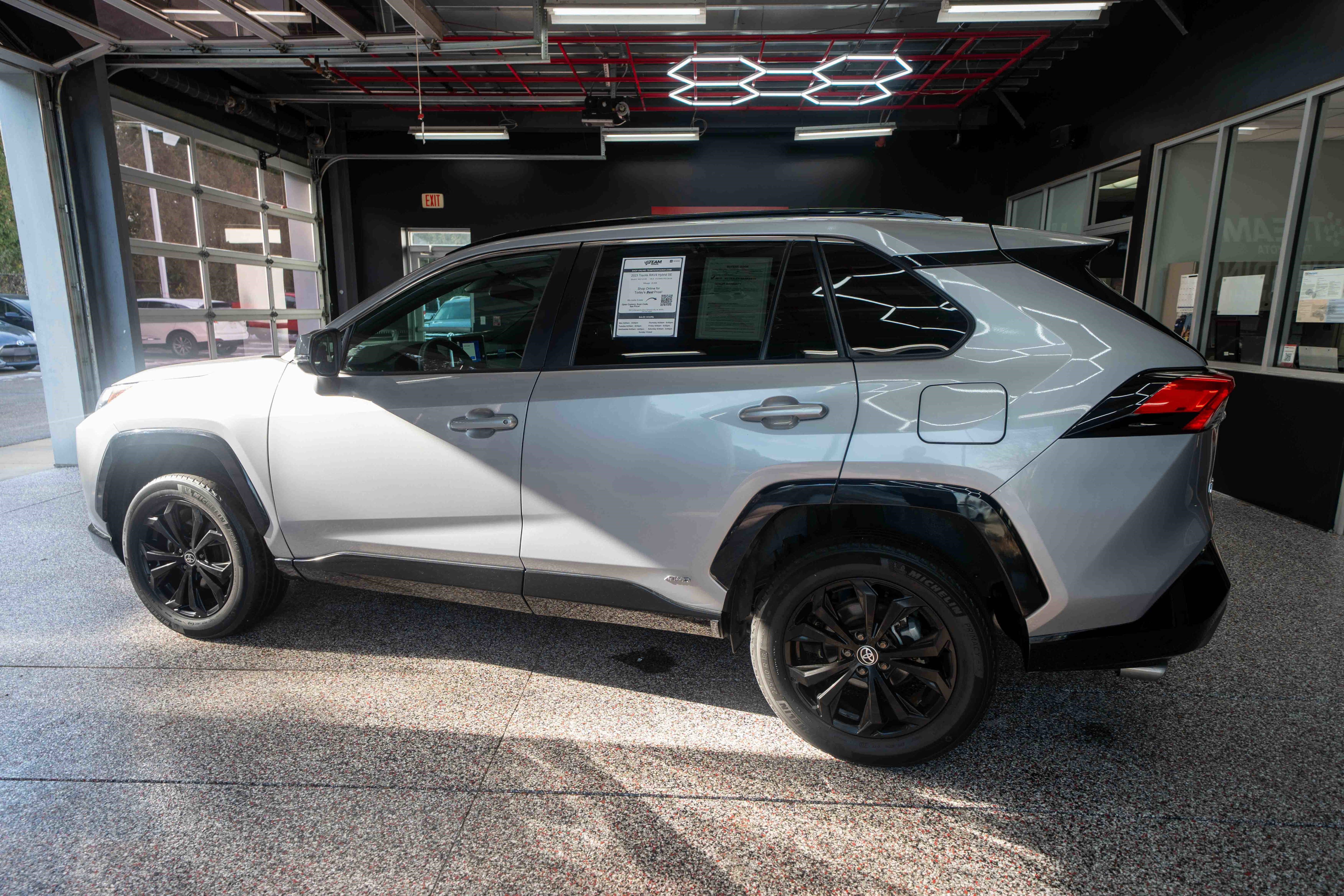 Used 2023 Toyota RAV4 SE image 3