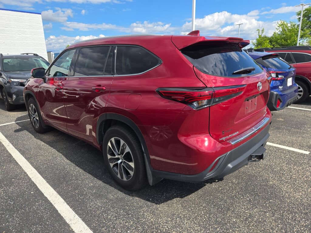 Used 2022 Toyota Highlander XLE AWD/4WD image 5