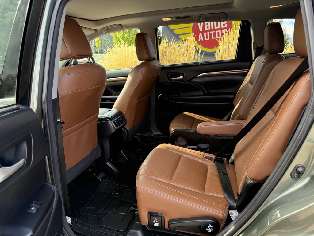 Used 2017 Toyota Highlander Limited Platinum image 4