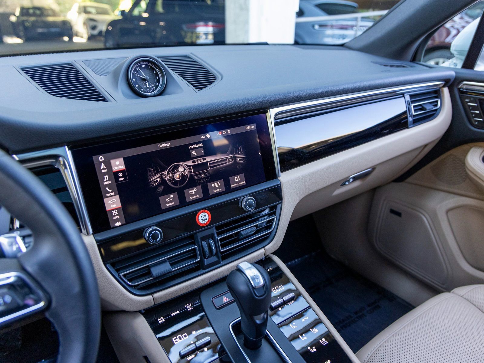 Certified 2025 Porsche Macan image 34