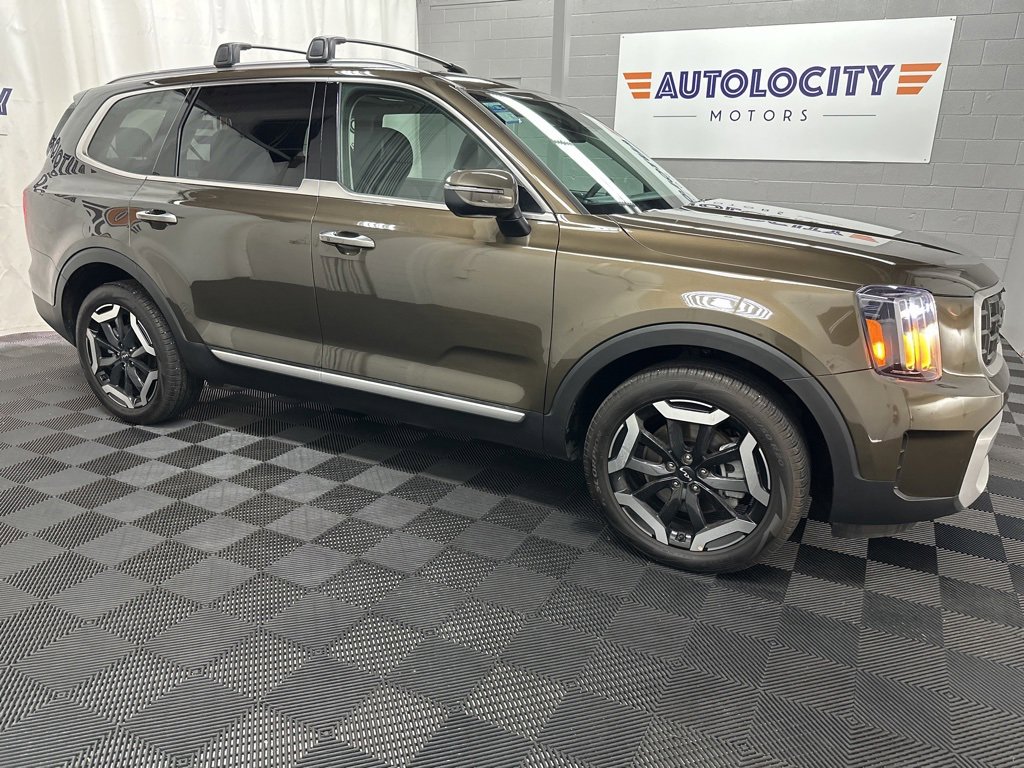 Used 2025 Kia Telluride S image 2