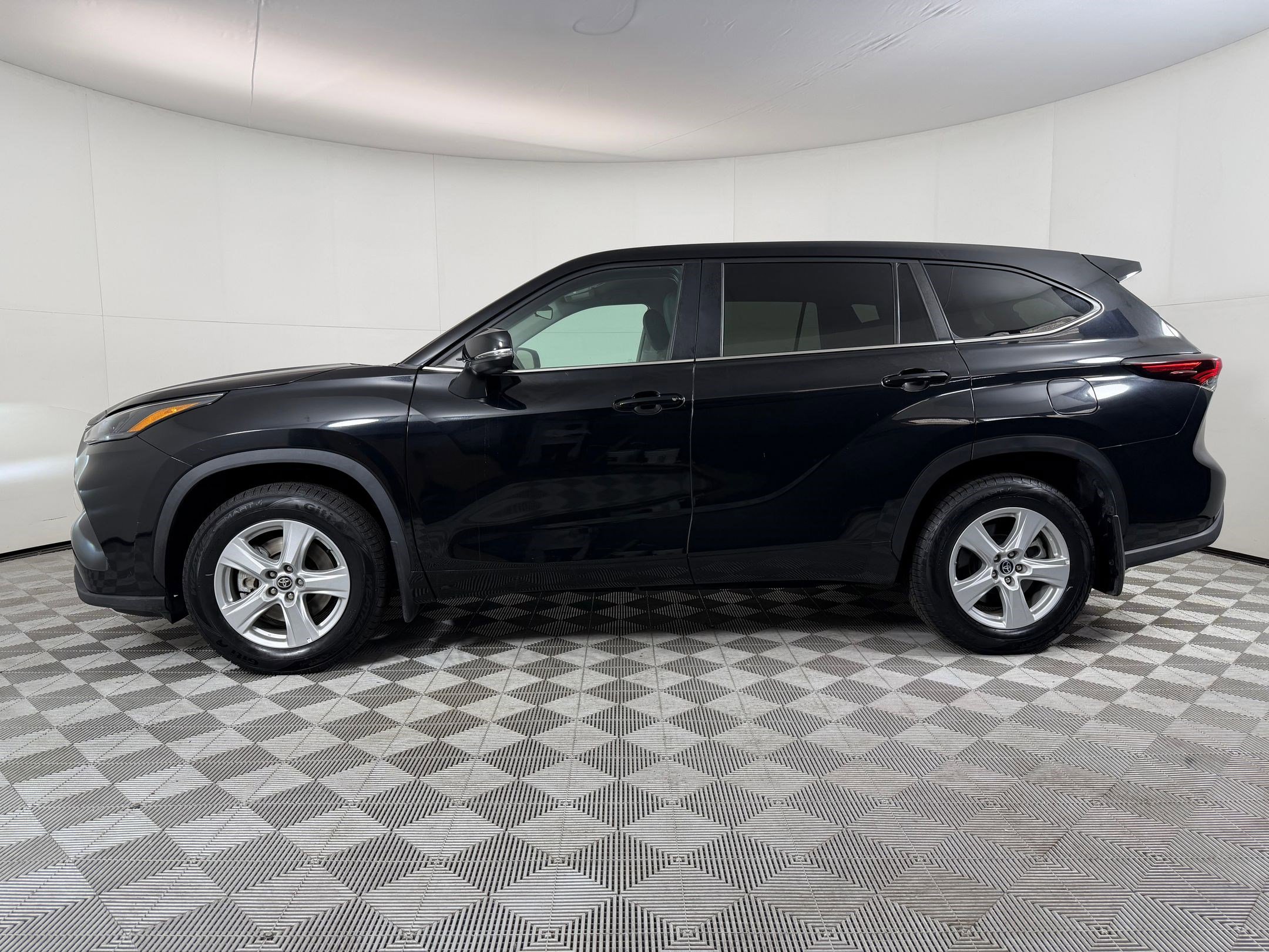 Certified 2024 Toyota Highlander LE image 2