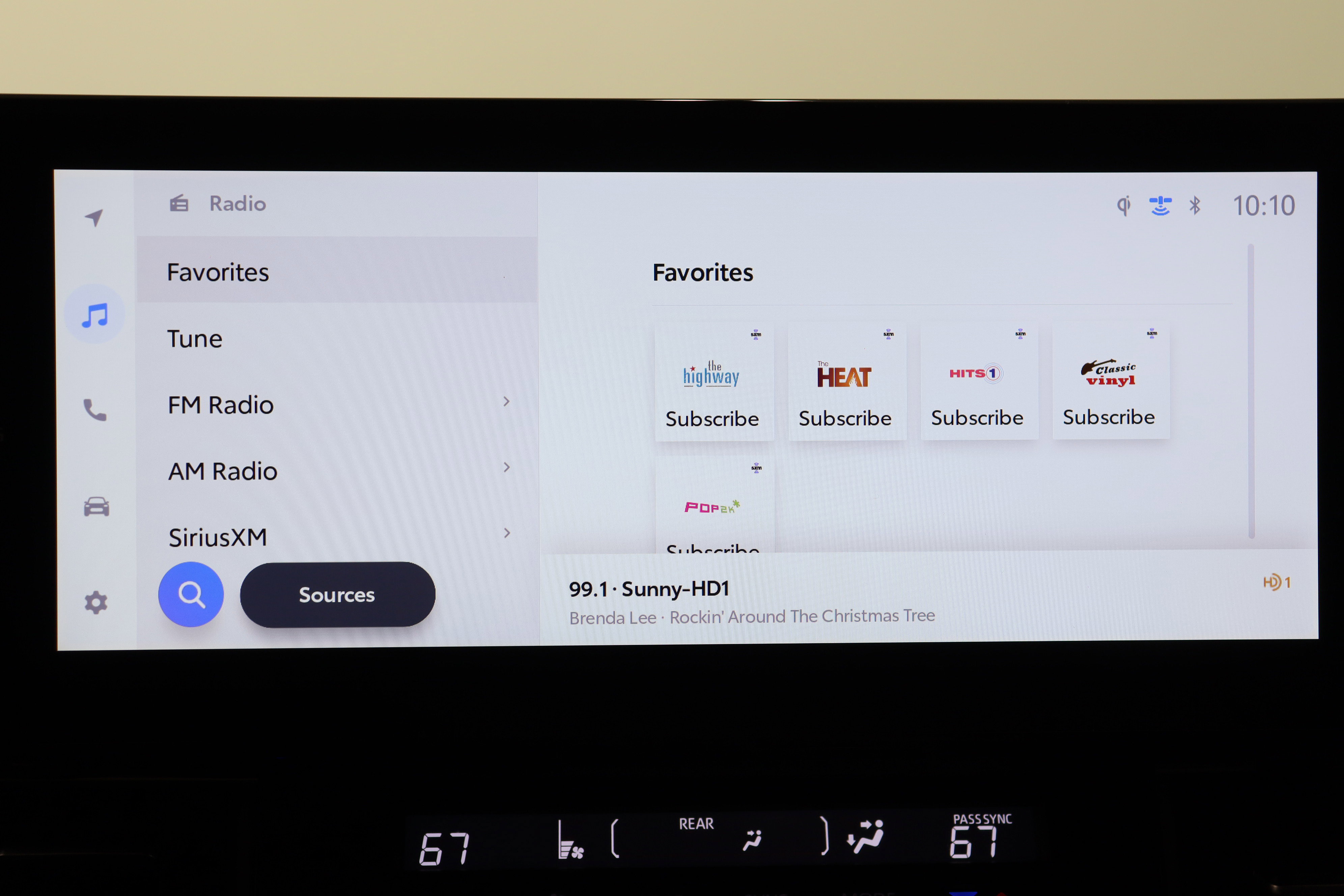 Used 2025 Toyota Sienna XLE Woodland Edition image 19