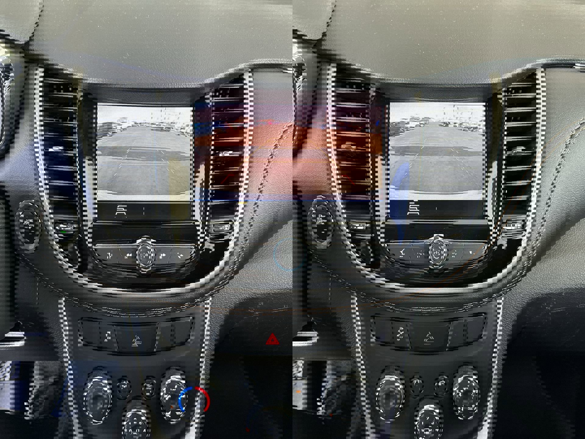 Used 2020 Chevrolet Trax LT w/ LT Convenience Package FWD image 14